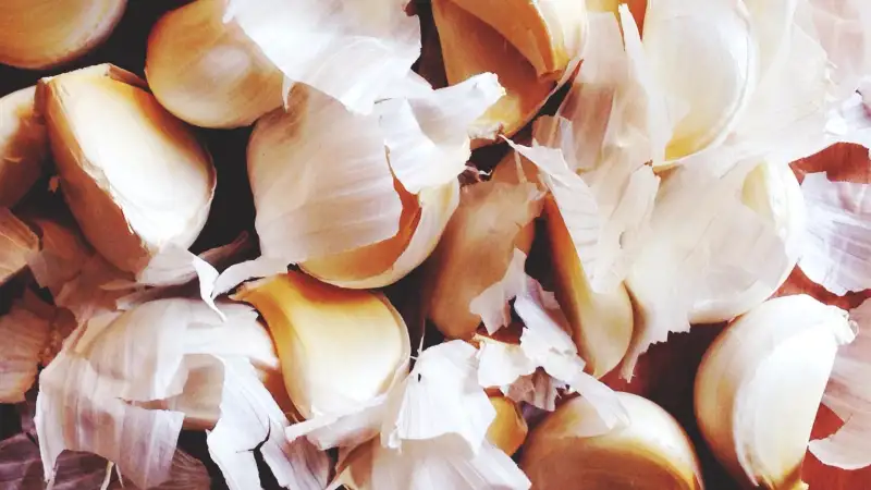 How To Peel Garlic 4 Different Ways 
